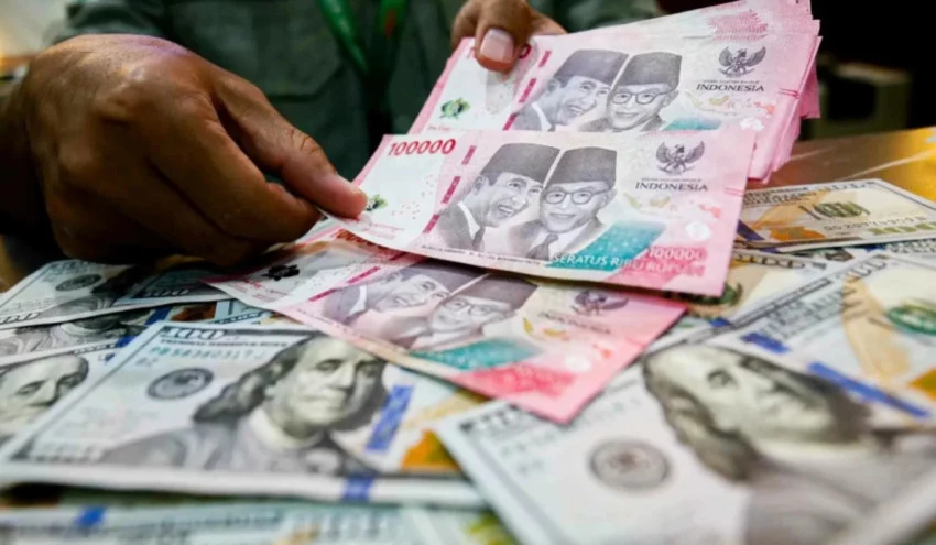 Dolar AS Mencapai Rp17.880, Rupiah Semakin Tertekan