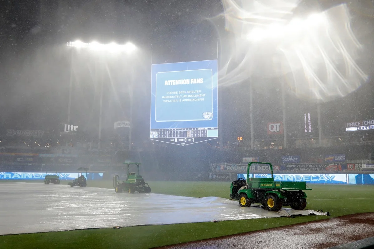 Tornado Melanda Kansas City Saat Tim Inggris Tiba di Pangkalan Dunia